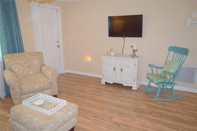 Photo - 140 W Cowles St