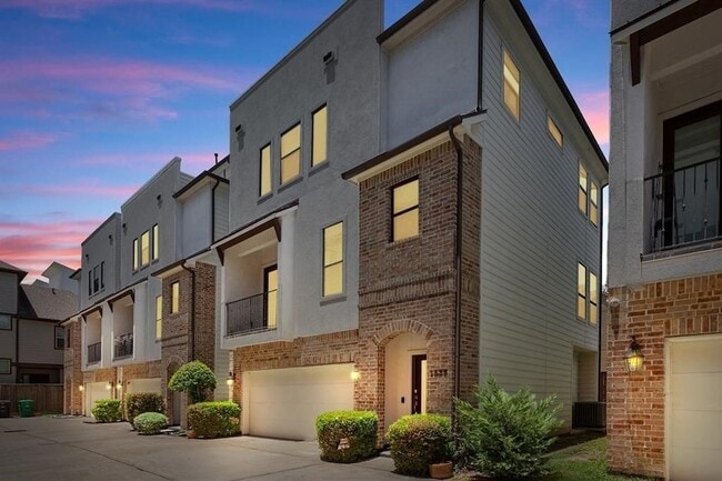 Photo - 1525 Johnson St