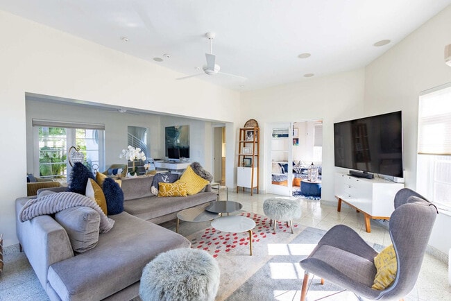 Building Photo - 2026 Seidenberg Ave Unit ID1297830P