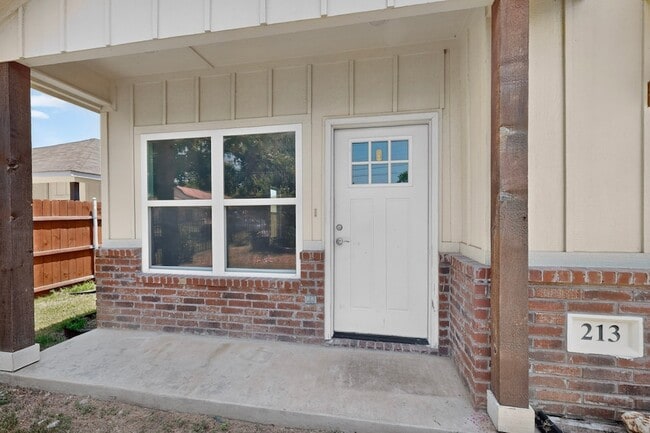 Photo - 213 S Baugh St