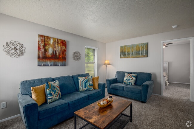 1BR, 1BA - 550SF - Living Room - Summer Tree