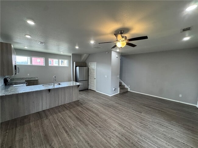 Photo - 1666 S Razorback Rd