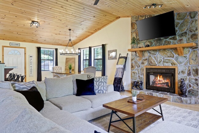 Building Photo - 443 Fox Run Dr Unit ID1018182P