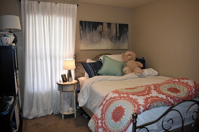 1x1 Flat- Bedroom - The Californian of Nacogdoches