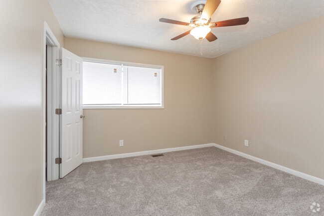 2BR, 2BA - 1025SF Townhome Updated - Bedroom - Amora East