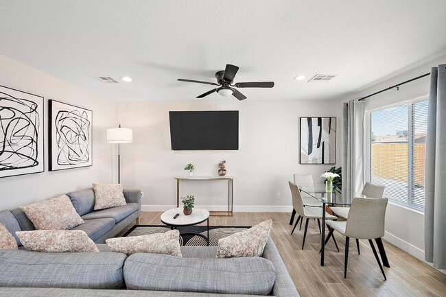 Photo - 1801 E Raymond St Unit ID1244347P