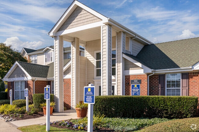 Resident Clubhouse & Leasing Office - THE LAKES AT TOWN CENTER