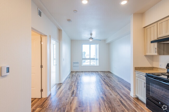 2 BR, 1 BA - Oakland Station