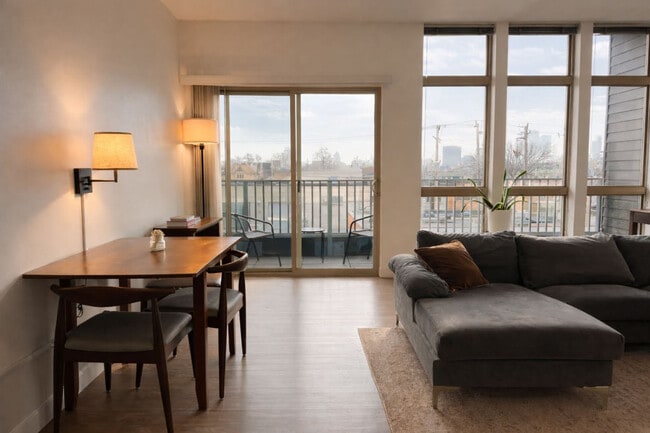 Building Photo - 211 W Mineral St Unit SI ID1379007P