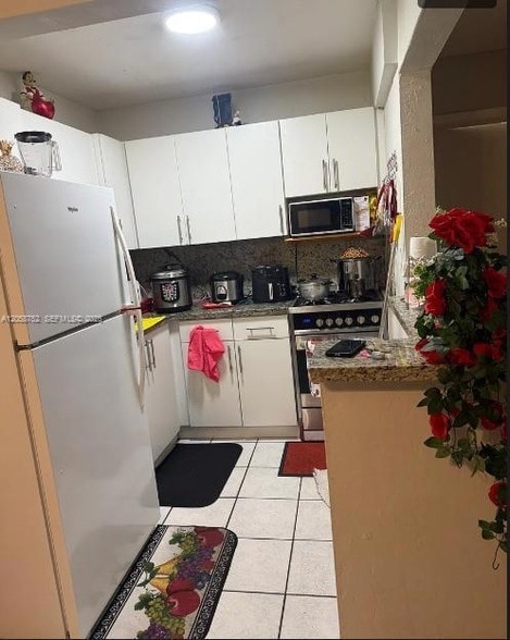 Building Photo - 1330 W 54th St Unit 221C