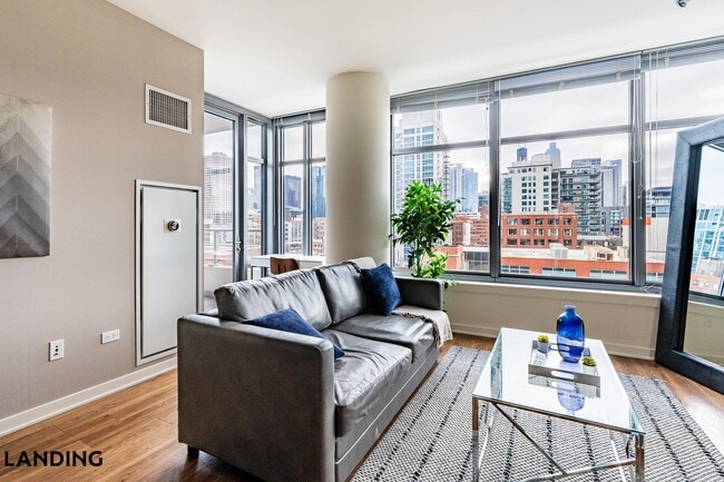 Building Photo - 347 W Chestnut St Unit 711