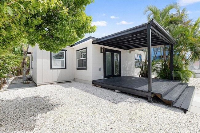 Building Photo - 231 E Madeira Ave