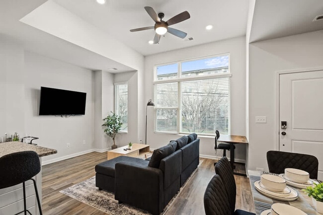 Building Photo - 2033 Statesville Ave Unit FL3-ID1077048P