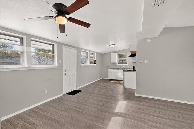 Photo - 534 Henderson Cir