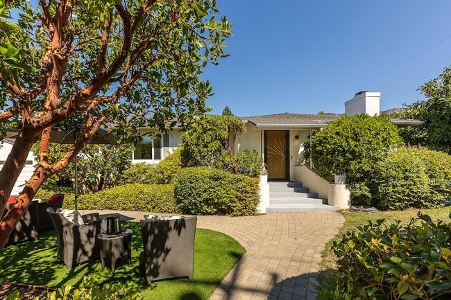 Building Photo - 2166 E Valley Rd