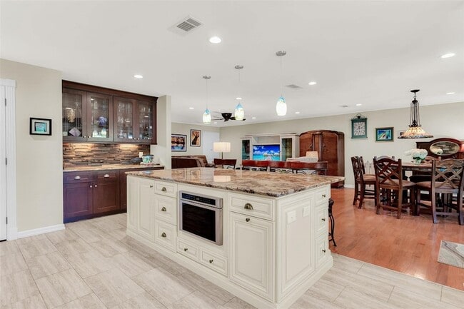 Photo - 319 E Spring Valley Rd