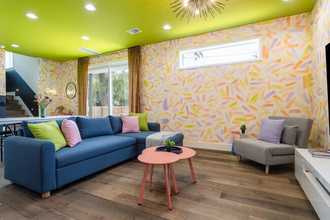 Building Photo - 2415 E 10th St Unit ID1244725P