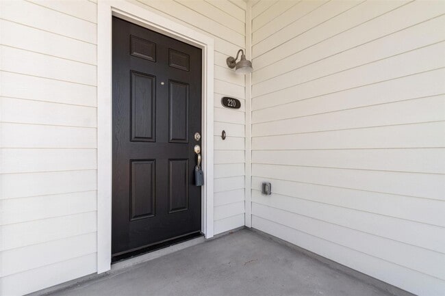 Photo - 220 Fabion St