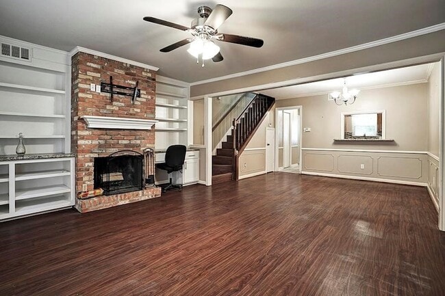 Photo - 1807 Saxony Ln