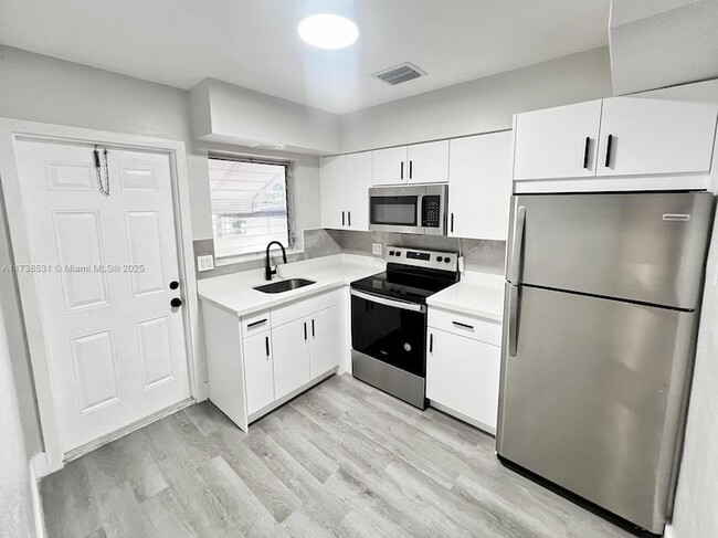 Building Photo - 226 SW 6th St Unit A