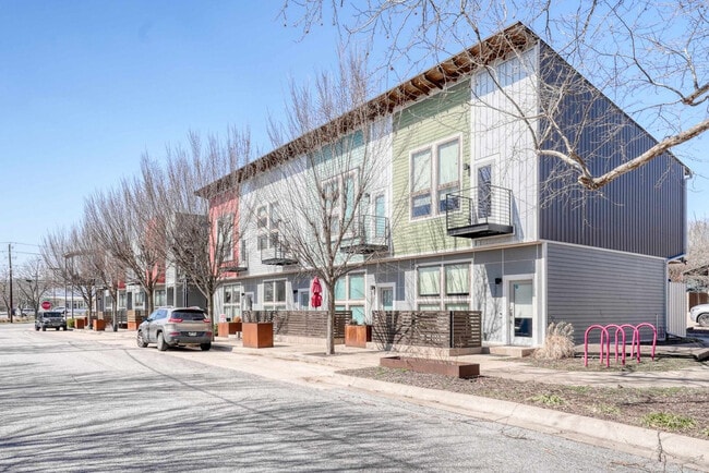 Building Photo - 330 W 5th St Unit ID1241344P