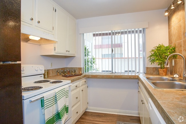 1BR, 1BA - 850 SF - El Cordova Apartments