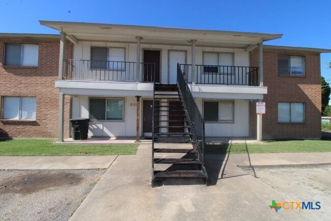 Building Photo - 2102 Hunt Dr Unit B