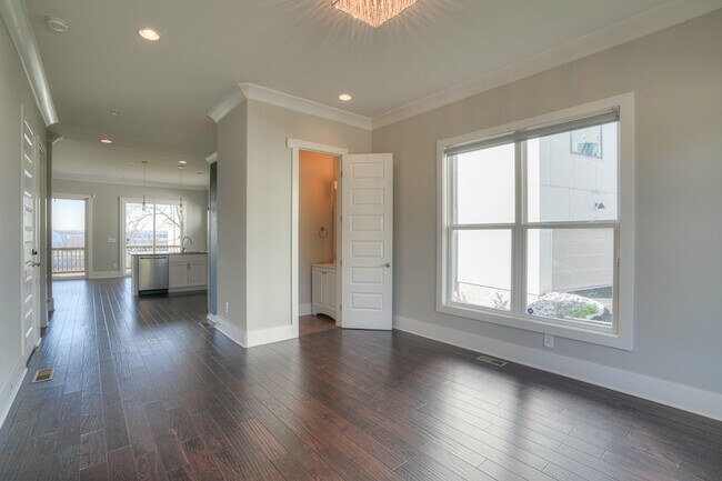 Photo - 908 Youngs Ln