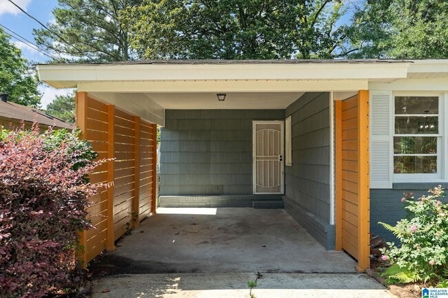 Photo - 852 Twin Lake Dr NE