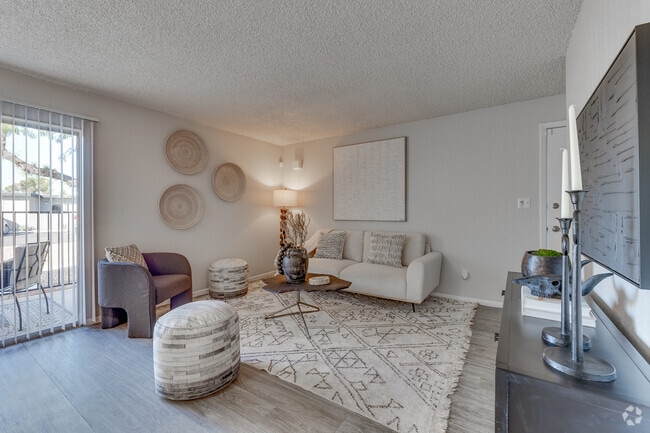 2BR, 2BA - 936SF - Living Room - Glenrosa Park