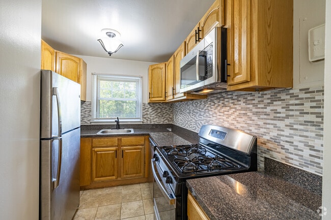 1BR, 1BA - 750SF - Kitchen - MEADOWBROOK GARDENS APARTMENTS