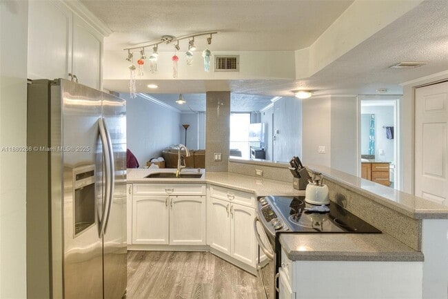 Building Photo - 115 Lake Emerald Dr Unit 306