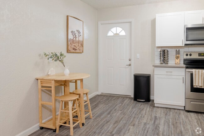 2BR, 2BA - 925SF - Dining Area - U @ 19th Apartments