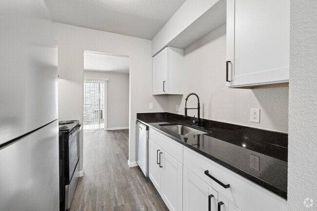 2BR, 1.5BA - 960SF Townhouse - Kitchen - Lakewood Gardens