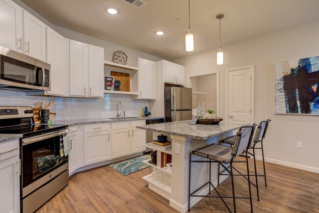 Building Photo - Lakeside Walk