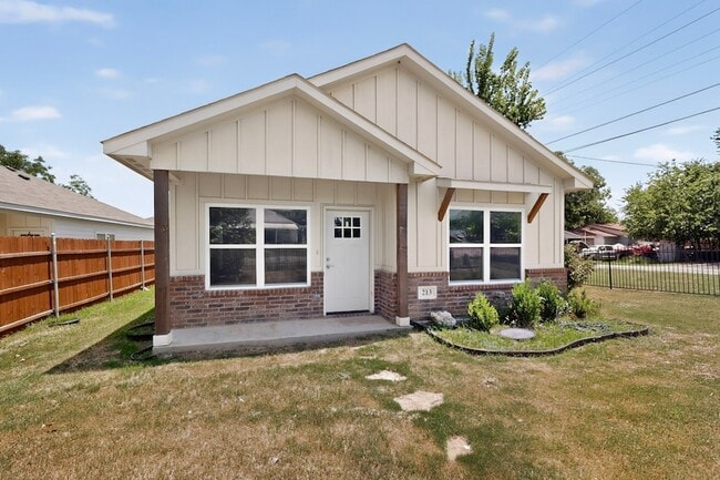 Photo - 213 S Baugh St