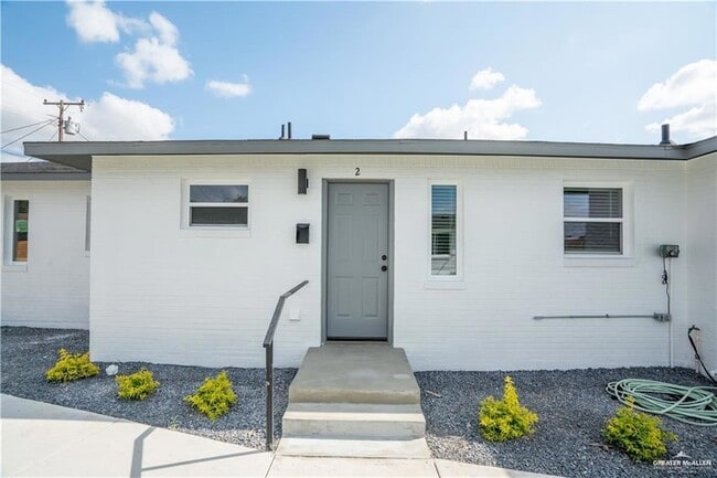 Building Photo - 802 Redwood Ave Unit 2