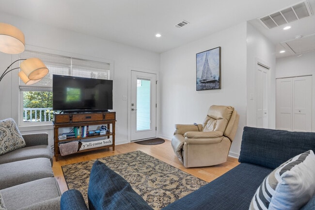 Building Photo - 111 Eleanor Ave Unit SI ID1473635P