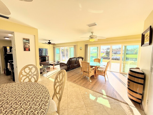 Building Photo - 583 SE Calmoso Dr Unit SI ID1586083P