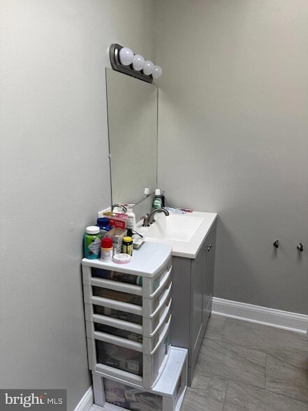 Photo - 2921 Baker St