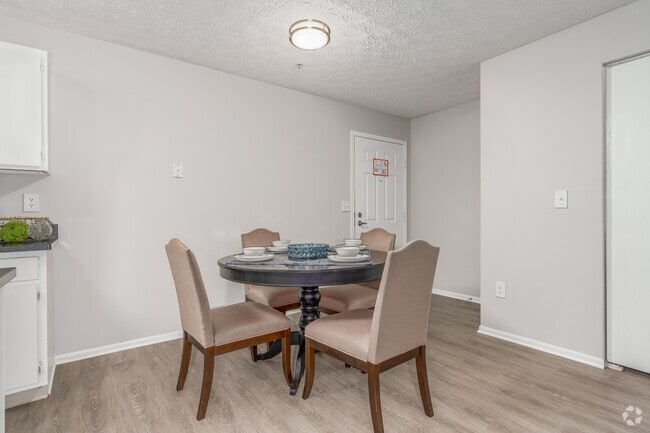 2BR, 2BA - 972SF - Dining Area - Enclave at Albany Park