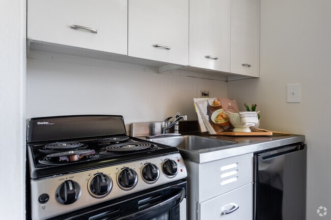 Studio, 1BA - 400 SF - Portland Towers Apartments