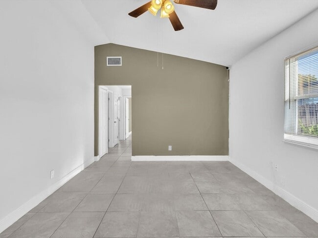 Photo - 525 NW 10th Ave