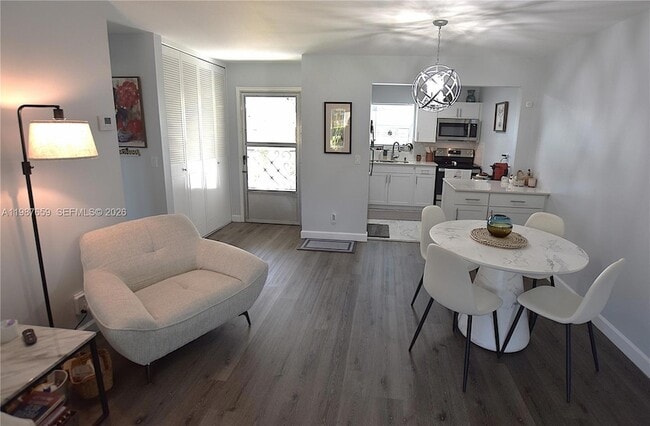 Photo - 2572 Emory Dr W