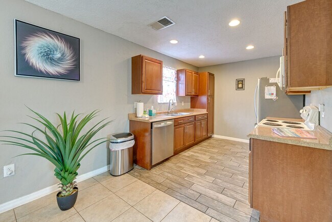 Photo - 1555 N Tuttle Ave Unit SI ID1545777P