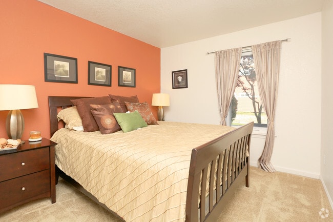 Bedroom - Chesapeake Commons Apartments