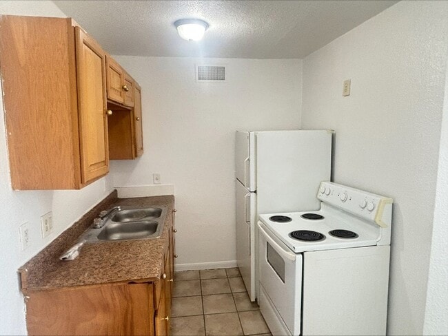 Photo - 612 Luxton St Unit 202
