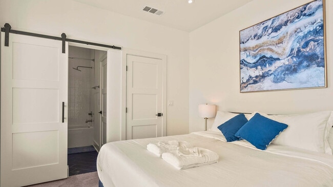 Photo - 1733 N Fitzhugh Ave Unit ID1226738P