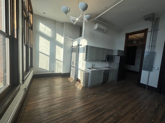 Photo - 219 N Main St