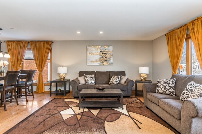 Building Photo - 336 N Walnut St Unit ID1285073P